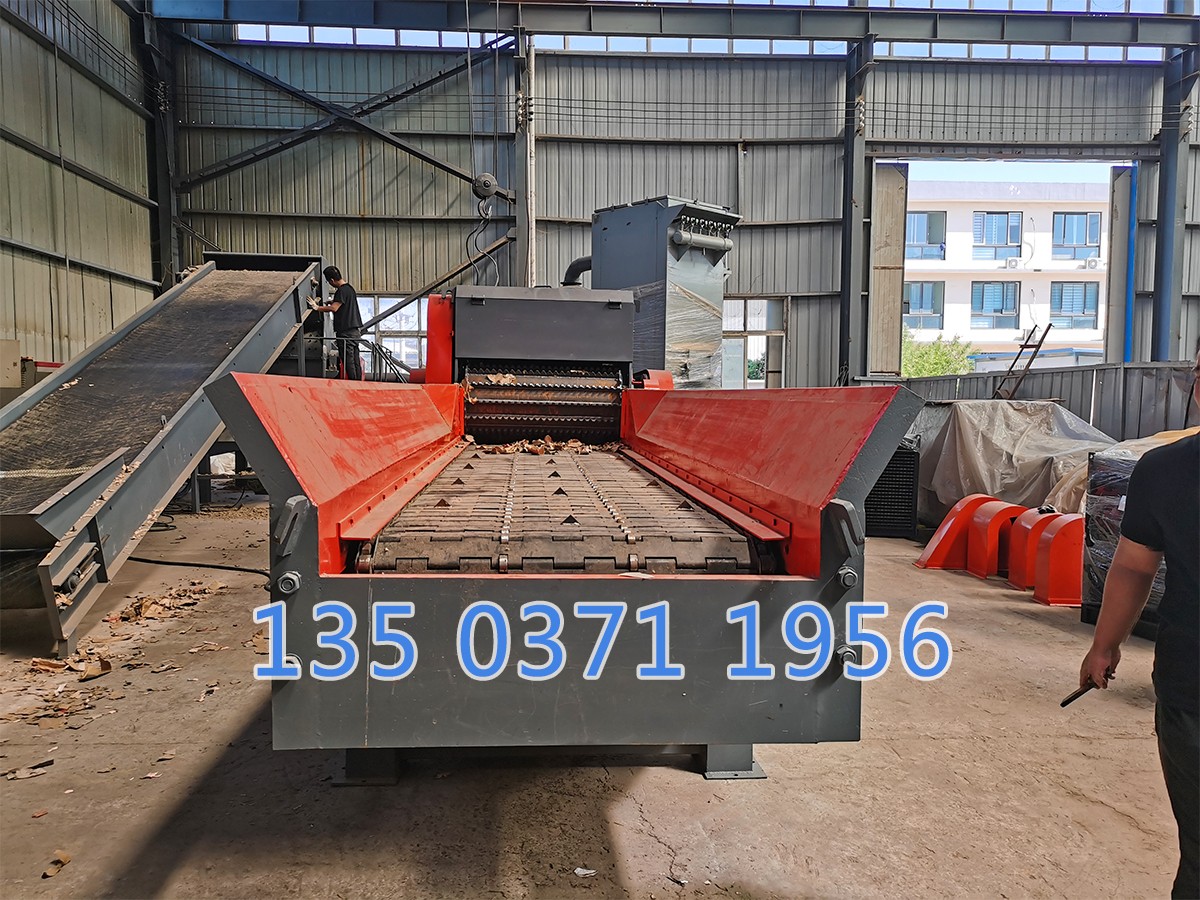 帶釘子的木材粉碎機(jī)